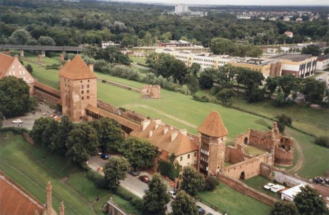 Malbork - Widok z wiey na przedzamcze